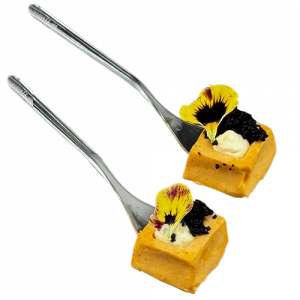 Фотография Конфета из лосося с крем-чизом и черным тобико