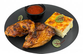 Фотография Цыпленок гриль с томатно базиликовым соусом