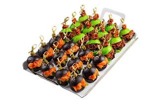 Фотография Мини бургер с лососем и брезаолой (микробургер)